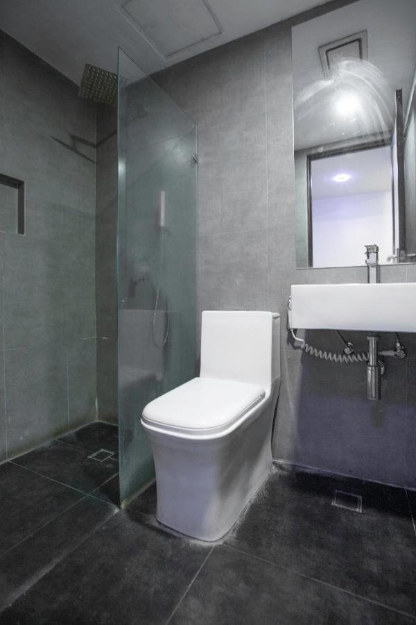Oyo 666 Mc Hotel Fairview Quezon City Exteriör bild